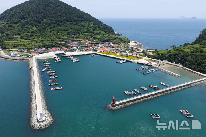 [통영=뉴시스] 신정철 기자= 경남 통영시는 문화체육관광부가 주최하고 한국관광공사가 주관한 '2026년 씨너지 섬-기업 상생 관광프로젝트' 공모사업에 한산면 용호도와 사량면 상도 2개소가 선정됐다고 27일 밝혔다.사진은 한산면 용호도 전경.(사진=통영시 제공).2026.02.27. photo@newsis.com *재판매 및 DB 금지