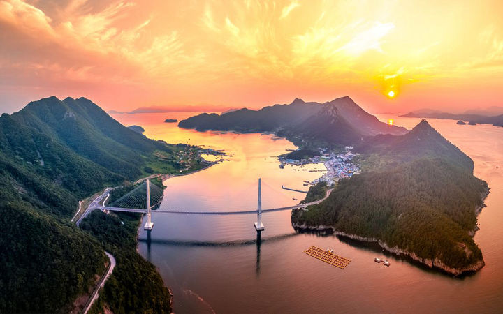 [통영=뉴시스] 신정철 기자= 경남 통영시는 문화체육관광부가 주최하고 한국관광공사가 주관한 '2026년 씨너지 섬-기업 상생 관광프로젝트' 공모사업에 한산면 용호도와 사량면 상도 2개소가 선정됐다고 27일 밝혔다.사진은 사량면 상도 전경.(사진=통영시 제공).2026.02.27. photo@newsis.com *재판매 및 DB 금지