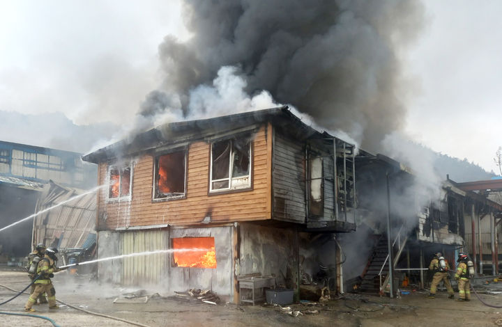 [해남=뉴시스] 27일 오전 11시24분께 전남 해남군 삼산면 한 건설·건축자재 업체 공장에서 불이 나 소방당국이 진화 작업을 벌이고 있다. (사진 = 전남소방본부 제공) 2026.02.27. photo@newsis.com *재판매 및 DB 금지
