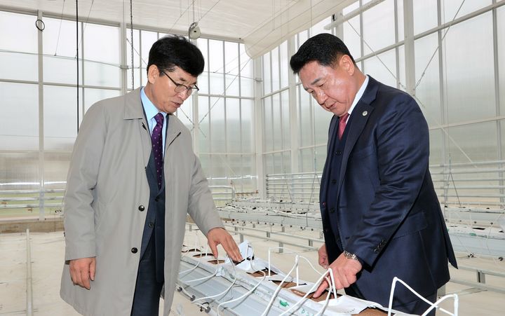 윤건영 충북도교육감(왼쪽)과 정영철 영동군수가 27일 영동산업과학고 스마트팜 농업 실습 현장을 둘러보고 있다.(사진=충북교육청 제공).2026.02.27.photo@newsis.com *재판매 및 DB 금지