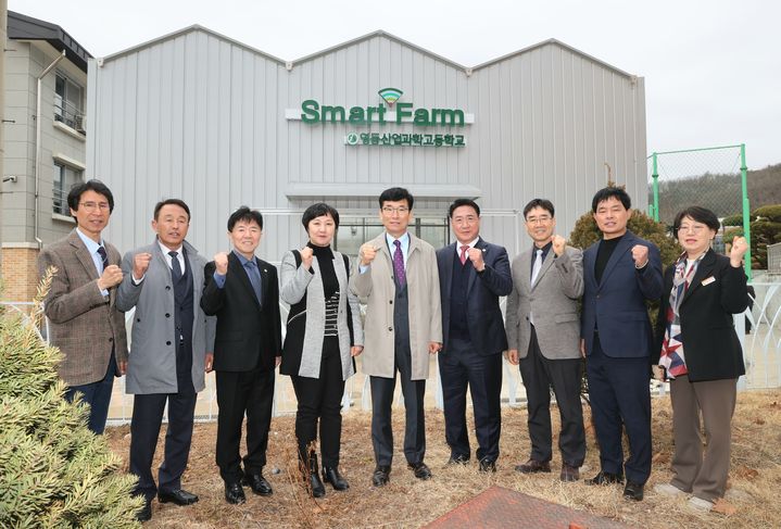 윤건영 충북도교육감(가운데)과 정영철 영동군수(오른쪽 네번째)가 27일 영동산업과학고 스마트팜 현장을 둘러보고 기념촬영을 하고 있다.(사진=충북교육청 제공).2026.02.27.photo@newsis.com *재판매 및 DB 금지