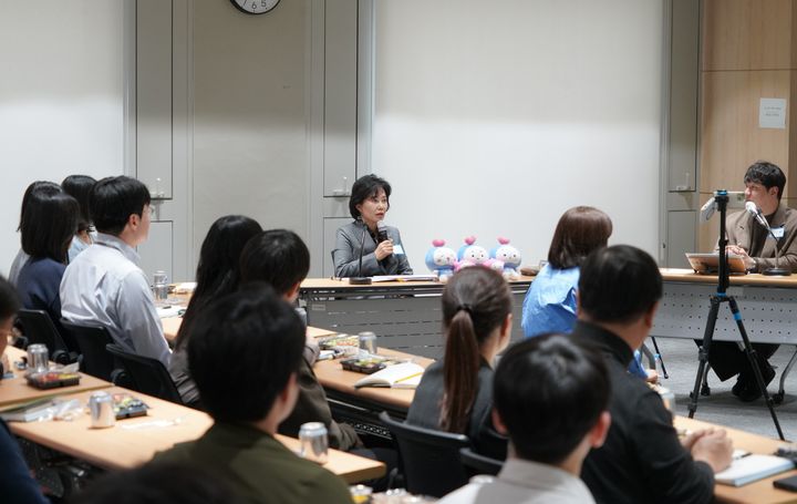 김은경 서민금융진흥원 원장이 26일 취임 60일을 맞아 직원 소통 간담회를 개최했다. (사진=서민금융진흥원 제공) *재판매 및 DB 금지