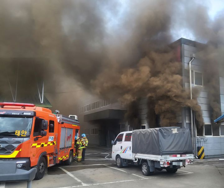 [화성=뉴시스] 27일 낮 12시57분께 경기 화성시 기산동의 경기도농업기술원에서 불이 났다. 사진은 화재 현장. (사진=경기도소방재난본부 제공) 2026.02.27. photo@newsis.com *재판매 및 DB 금지