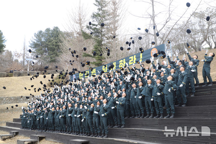 [경기광주=뉴시스]대한민국 육군 특수전학교 부사관 임관식이 27일 교내 연병장에서 열렸다(사진=육군특수전학교 제공)2026.02.27.photo@newsis.com