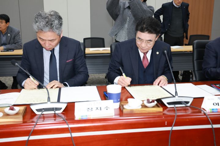 [계룡=뉴시스]계룡시는 충남도청 대회의실에서 나노소프트(주)와 40억 원 규모의 투자 양해각서(MOU)를 체결했다. 2026. 02. 27 photo@newsis.com&nbsp;&nbsp; *재판매 및 DB 금지