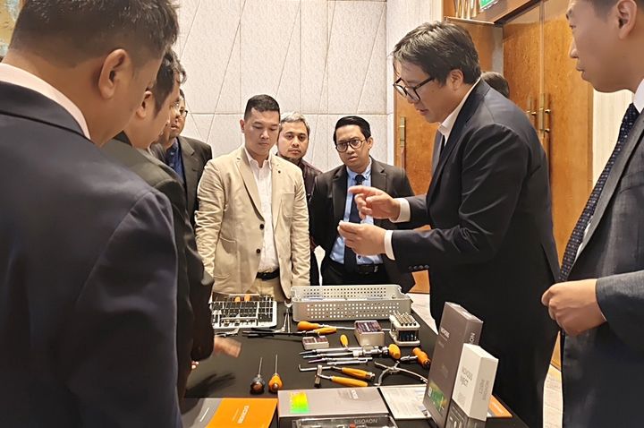 [서울=뉴시스] '스파인 밋 더 마스터 인 방콕' 행사에서 시지바이오 관계자가 노보시스를 비롯한 척추 수술 핵심 제품과 사용법에 대해 설명하고 있다. (사진=시지바이오 제공) 2026.3.1. photo@newsis.com *재판매 및 DB 금지