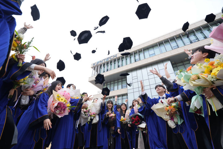 [나주=뉴시스] 27일 한국에너지공과대학교(KENTECH·켄텍)에서 '첫 학위수여식'이 열린 가운데 졸업생들이 학사모 던지기 축하 퍼포먼스를 하고 있다. (사진=케텍 제공) 2026.02.27. photo@newsis.com&nbsp; *재판매 및 DB 금지