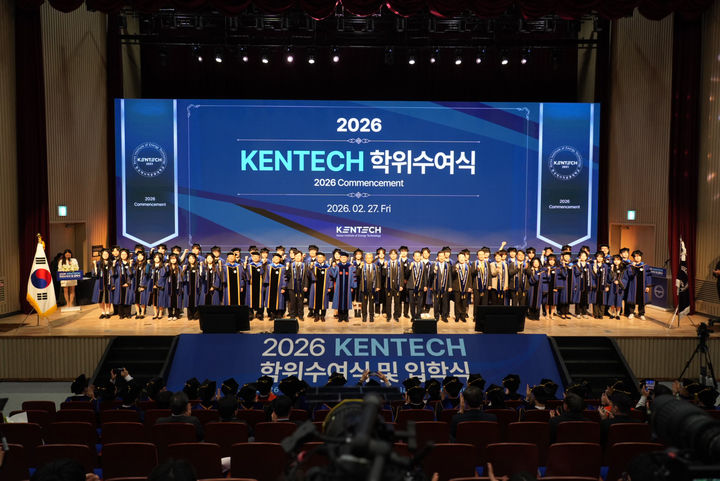 [나주=뉴시스] 27일 한국에너지공과대학교(KENTECH·켄텍)에서 '첫 학위수여식'이 열린 가운데 졸업생들이 학사모 던지기 축하 퍼포먼스를 하고 있다. (사진=케텍 제공) 2026.02.27. photo@newsis.com *재판매 및 DB 금지