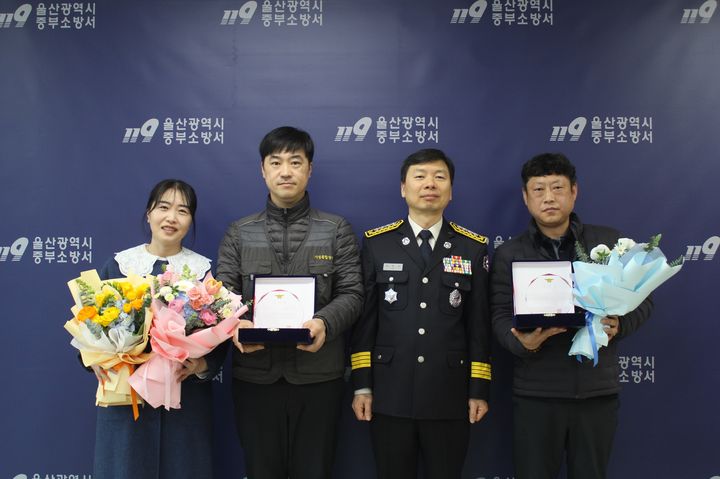 [울산=뉴시스] 울산 중부소방서는 27일 평소 투철한 시민의식과 용기있는 행동으로 화재 및 구조 현장에서 인명피해 저감에 기여한 민간인 3명에 대한 표창·감사패 수여식을 가졌다고 밝혔다. (사진=울산중부소방서 제공) 2026.02.27. photo@newsis.com *재판매 및 DB 금지
