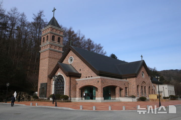 [진천=뉴시스] 서주영 기자 = 충북 진천군의 배티성지에 위치한 최양업 신부 선종 150주년 기념성당. juyeong@newsis.com *재판매 및 DB 금지