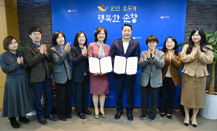 [순창=뉴시스] 지난 26일 순창군청에서 열린 군과 전북교육청 간의 구림유아종합학습분원 운영 업무협약식, 최영일 군수(왼쪽 여섯번째)와 전북교육청 강혜정 유아교육진흥원장(왼쪽 다섯번째)을 비롯한 관계자들이 기념사진을 찍고 있다. *재판매 및 DB 금지