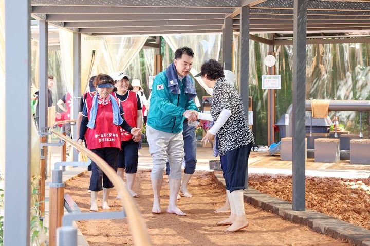 [서울=뉴시스] 오언석 도봉구청장이 초안산근린공원 맨발 걷기 프로그램에 참여해 구민들과 인사를 나누고 있다. 2026.02.27. (사진=도봉구 제공) *재판매 및 DB 금지