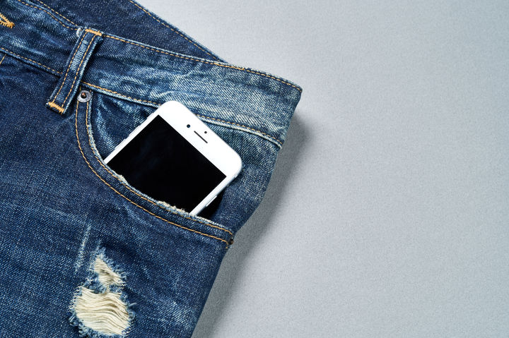 [뉴시스] 주머니 속 휴대전화. *기사 본문과는 무관한 사진. (사진=유토이미지) *재판매 및 DB 금지