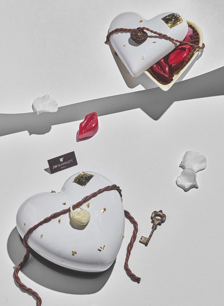 [서울=뉴시스] JW 메리어트 호텔 서울 화이트데이 시즌 한정 케이크와 초콜릿. (사진=JW 메리어트 호텔 서울 제공) *재판매 및 DB 금지