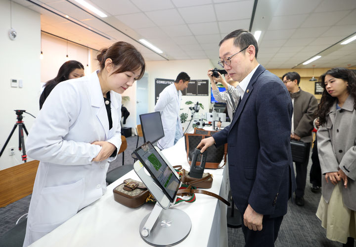 [서울=뉴시스] 이명구 관세청장이 27일 중고거래 플랫폼 기업 '번개장터'를 방문해 명품가방 등 고가품 감별과정을 체험하고 있다.(사진=관세청 제공) *재판매 및 DB 금지
