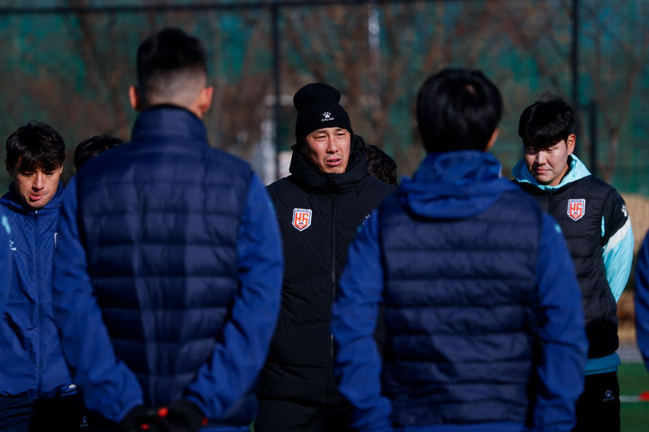 [화성=뉴시스]차두리 화성FC감독이 선수들과 전략회의를 하고 있다.(사진=화성FC 제공)2026.02.27.photo@newsis.com *재판매 및 DB 금지