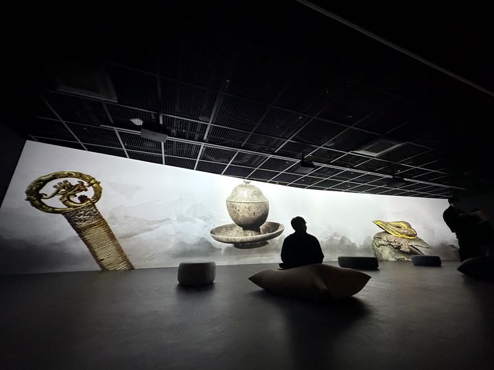 [공주=뉴시스] 백제문화전당에 초대형 LED월, '감각의 근원'을 바라보는 관람객. 공간은 백제 문화의 흐름을 형성한 금강을 시청각적으로 재구성한 작품 . (사진=공주시). 2026.02.27. photo@newsis.com. *재판매 및 DB 금지