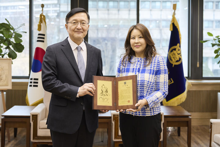 [서울=뉴시스] 유홍림 서울대 총장(왼쪽)과 정지이 임당장학문화재단 이사장이 26일 감사패 증정식에서 기념 촬영을 하고 있다. (사진=서울대 제공) 2026.02.27. photo@newsis.com *재판매 및 DB 금지