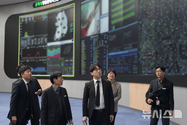 [세종=뉴시스]봄철 전력수급 안정화 대책기간(2월28일~6월14일) 시행을 앞두고, 정부 관계자들이 전력거래소를 찾았다.(사진=전력거래소 제공)