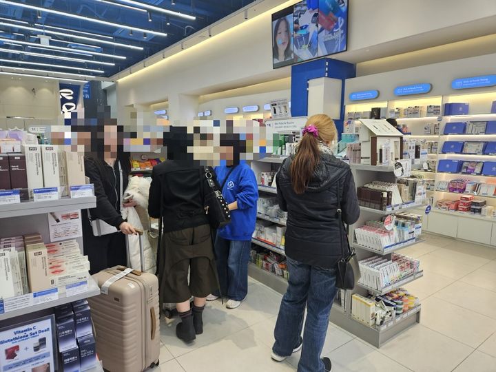 "명동가면 꼭 들러야지"…외국 관광객 열광하는 'K-약국'