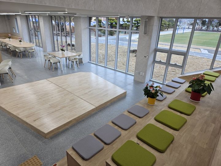 [창원=뉴시스]고성고등학교 내 건물 중심에 위치한 개방형 공간 '라온광장' 모습. (사진=경남교육청 제공) 2026.02.27.photo@newsis.com *재판매 및 DB 금지