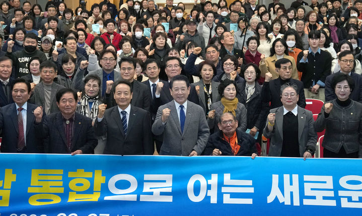 [광주=뉴시스] 김영록 전남지사가 27일 광주 동구청에서 열린 전남·광주 행정통합 광주 자치구 초청 타운홀미팅에 참석, 임택 동구청장 등과 기념촬영을 하고 있다. (사진 = 전남도 제공). 2026.02.27. photo@newsis.com *재판매 및 DB 금지