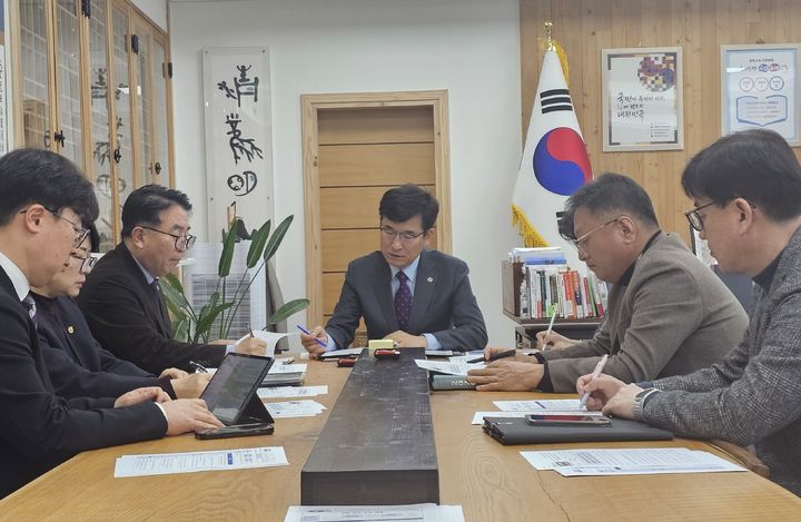 윤건영 충북교육감(가운데)이 27일 집무실에서 기획회의를 주재하고 있다. *재판매 및 DB 금지