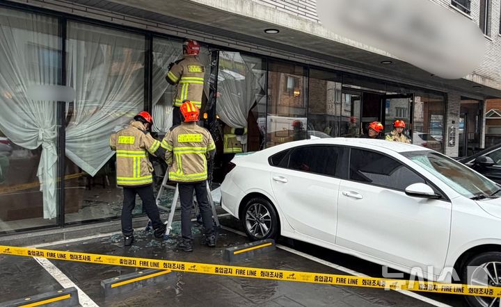 [제주=뉴시스] 27일 오후 제주시 이도동 소재 음식점에서 차량 돌진 사고가 발생해 경찰과 소방당국이 수습에 나서고 있다. (사진=제주소방안전본부 제공) 2026.02.27. photo@newsis.com