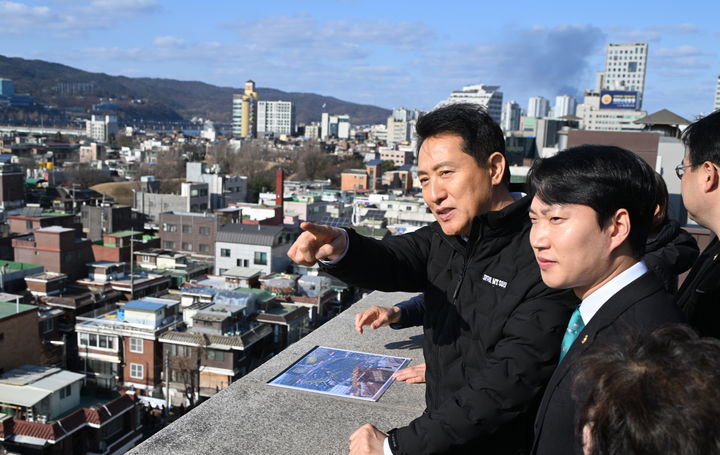 풍납동 모아타운 찾은 오세훈 "재개발 기간 단축 지원"