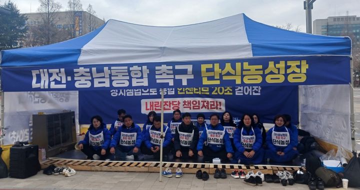 [대전=뉴시스]더불어민주당 소속 지방선거 출마예정자들이 27일 행정통합 촉구 단식농성에 돌입했다. 2026. 02. 27 photo@newsis.com *재판매 및 DB 금지