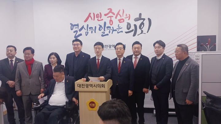 [대전=뉴시스]국민의힘 소속 대전시의원들이 27일 대전시의회에서 민주당 주장을 반박하는 기자회견을 열고 있다. 2026. 02. 27 photo@newsis.com *재판매 및 DB 금지