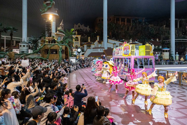 서울 송파구 올림픽로 롯데월드 어드벤처 1층 ‘퍼레이드 코스’에서 펼쳐지는 ‘캐치! 티니핑 퍼레이드’. (사진=롯데월드) *재판매 및 DB 금지