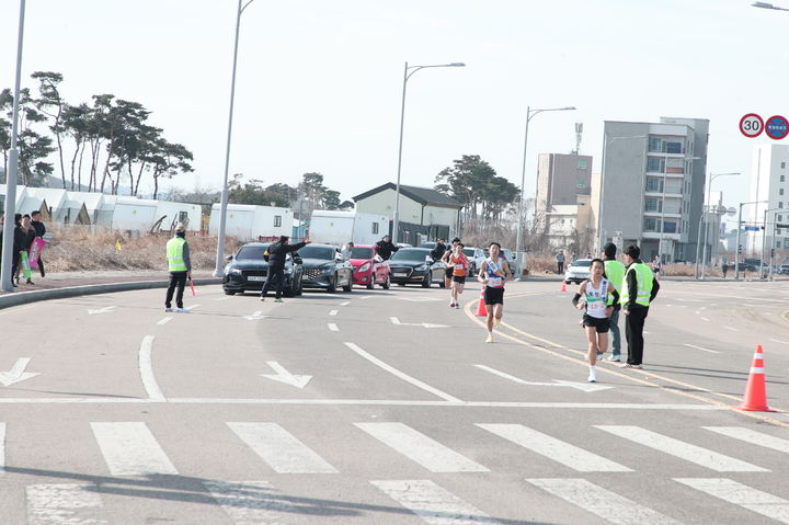 [당진=뉴시스] 지난 26일 당진시 석문면 달맞이공원 일원에서 '3·1절 기념 제54회 충청남도지사기 시·군 대항 역전경주대회'에 참가한 선수들이 달리기를 하고 있다. (사진=당진시 제공) 2026.02.27. photo@newsis.com *재판매 및 DB 금지