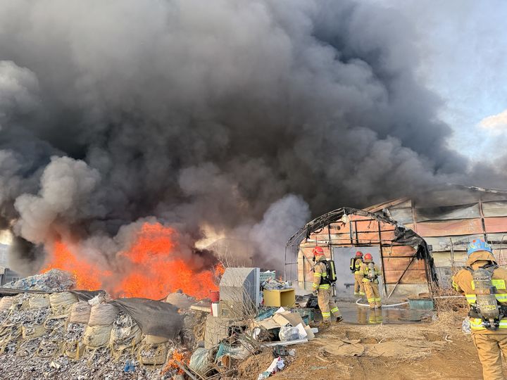 진건읍 물류창고 화재 현장. (사진=경기북부소방재난본부 제공) photo@newsis.com *재판매 및 DB 금지