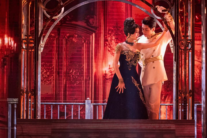 뮤지컬 '안나 카레니나' 공연 장면. 안나 카레니나 역의 옥주현과 브론스키 역의 문유강. (사진=마스트인터내셔널 제공) *재판매 및 DB 금지