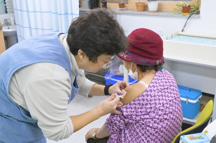 [순창=뉴시스] 순창군 보건소를 찾은 어르신이 폐렴구균 예방접종을 하고 있다. *재판매 및 DB 금지