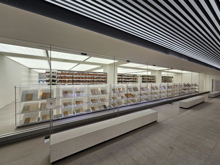 [서울=뉴시스] 이태성 기자 = 서울대학교는 지난 9일 중앙도서관 4층에 '서울대 헤리티지 라이브러리'를 개관했다. 사진은 국내 최대 규모 기록문화유산 '보이는 수장고' 모습. 2026.02.27. victory@newsis.com *재판매 및 DB 금지