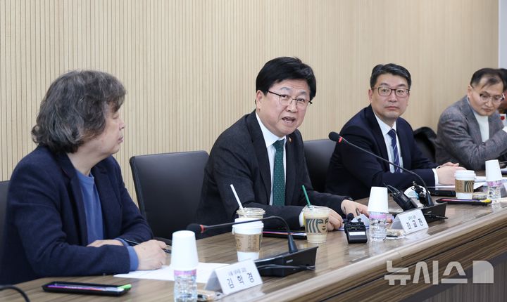 [서울=뉴시스] 교육부는 27일 오후 교복 제도 개선을 위한 현장 간담회를 개최하고, 학생·학부모·학교장 등 교육 주체들과 실질적인 개선 방안을 논의했다. (사진=교육부 제공) 2026.02.27. photo@newsis.com