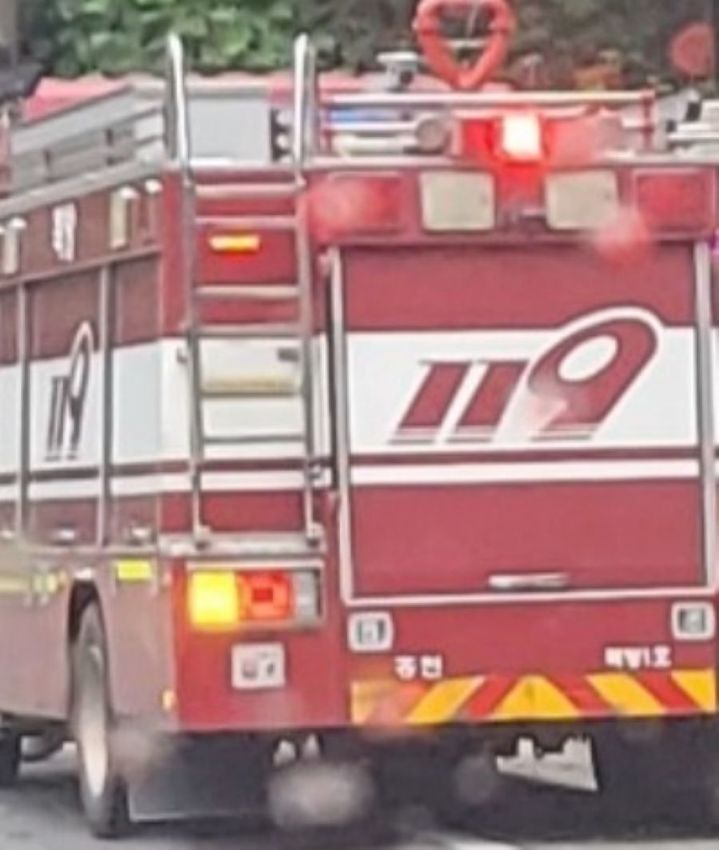 [춘천=뉴시스] 27일 산림당국은 이날 오후 6시 54분께 강원 춘천시 신동면 팔미리 산56번지 일원에서 산불이 발생했다고 밝혔다. 강원특별자치도 제공. *재판매 및 DB 금지