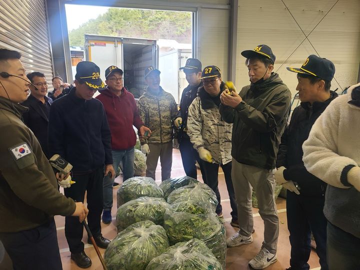 [고성(경남)=뉴시스] 신정철 기자= 경남 고성산 제철 취나물이 본격 출하됐다. 지난 26일, 고성농협 농산물 공판장에서 ‘2026년 취나물 초매식’이 개최돼 취나물 1303kg이 총1175만4000원에 판매됐다.사진은 취나물 초매식 모습.(사진=고성군 제공).2026.02.27. photo@newsis.com *재판매 및 DB 금지
