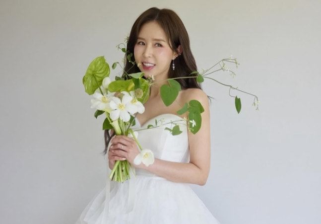 [서울=뉴시스] 그룹 코요태 신지가 27일 웨딩 화보를 공개했다. (사진=신지 인스타그램) 2026.02.27. photo@newsis.com&nbsp; *재판매 및 DB 금지