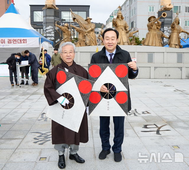 [통영=뉴시스] 신정철 기자= 경남 통영시는 오는 3일, 2026년 병오년 정월대보름날을 맞아 시민들의 화합과 전통문화 계승을 위한 제39회 통영시장기타기 전통연날리기와 민속놀이 경연대회를 통영문화원 주관으로 항남동 한산대첩광장에서 개최한다고 27일 밝혔다. 사진은 지난해 천영기 통영시장(사진, 오른쪽)과 김일룡 통영문화원장이 통영전통연을 선보이고 있는 모습.(사진=통영시 제공).2026.02.27. photo@newsis.com *재판매 및 DB 금지