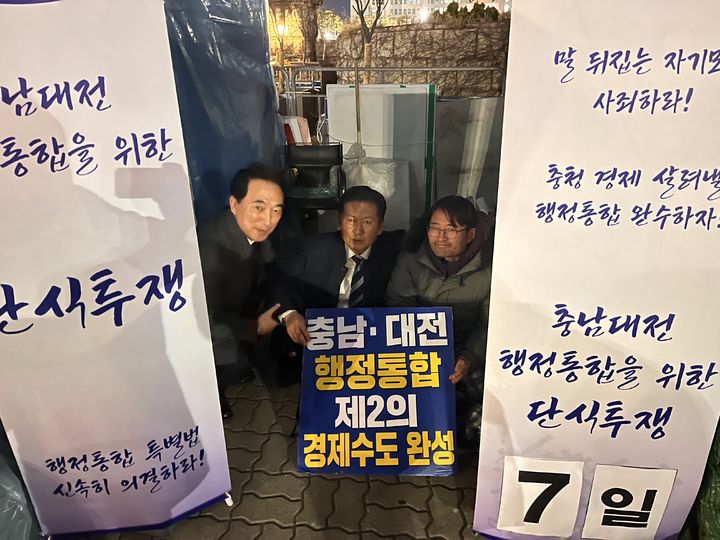 [아산=뉴시스] 안장헌 더불어민주당 아산시장 예비후보가 27일 정청래 당대표의 만류 속에 7일 간의 단식농성을 중단했다. (사진=캠프 제공) 2026.02.27 photo@newsis.com *재판매 및 DB 금지