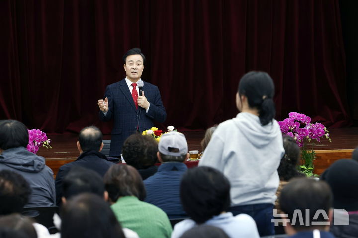 [의왕=뉴시스] 김성제 의왕시장이 새해 시정 설명회를 연 가운데 한 시민으로부터 질문을 받고 있다. (사진=의왕시 제공).재판매 및 DB 금지