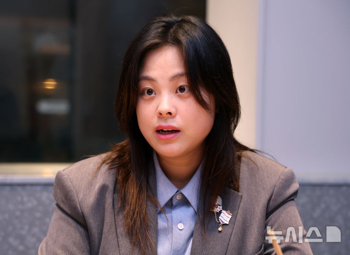 [서울=뉴시스] 이영환 기자 = 독립운동가 김상옥 후손 김지원씨가 지난달 26일 서울 여의도의 한 카페에서 뉴시스와 인터뷰를 하고 있다. 2026.03.01. 20hwan@newsis.com