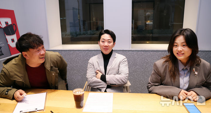 [서울=뉴시스] 이영환 기자 = 독립운동가 김동삼 후손 김원일(왼쪽부터)씨, 독립운동가 오운흥 후손 오주현씨, 독립운동가 김상옥 후손 김지원씨가 지난달 26일 서울 여의도의 한 카페에서 뉴시스와 인터뷰를 하고 있다. 2026.03.01. 20hwan@newsis.com