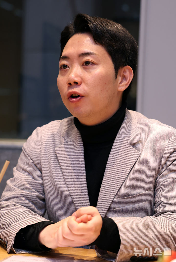 [서울=뉴시스] 이영환 기자 = 독립운동가 오운흥 후손 오주현씨가 지난달 26일 서울 여의도의 한 카페에서 뉴시스와 인터뷰를 하고 있다. 2026.03.01. 20hwan@newsis.com