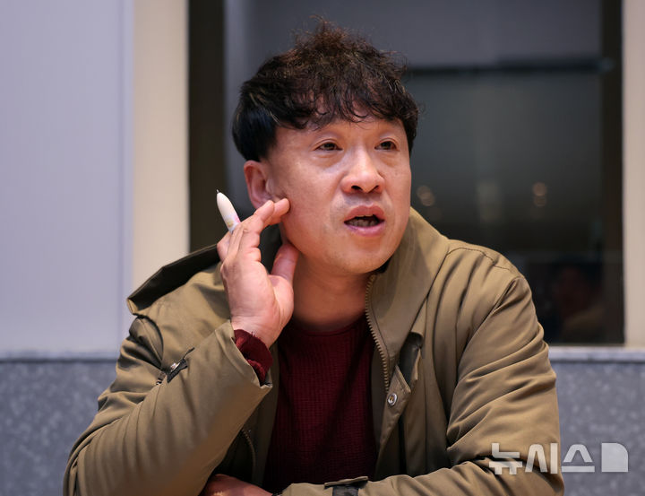 [서울=뉴시스] 이영환 기자 = 독립운동가 김동삼 후손 김원일씨가 지난달 26일 서울 여의도의 한 카페에서 뉴시스와 인터뷰를 하고 있다. 2026.03.01. 20hwan@newsis.com