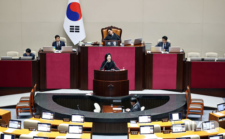 [서울=뉴시스] 김금보 기자 = 김희정 국민의힘 의원이 27일 오전 서울 여의도 국회에서 열린 제432회 국회(임시회) 제8차 본회의에서 헌법재판소법 일부개정법률안(대안)에 대한 무제한토론을 하고 있다. 2026.02.27. kgb@newsis.com