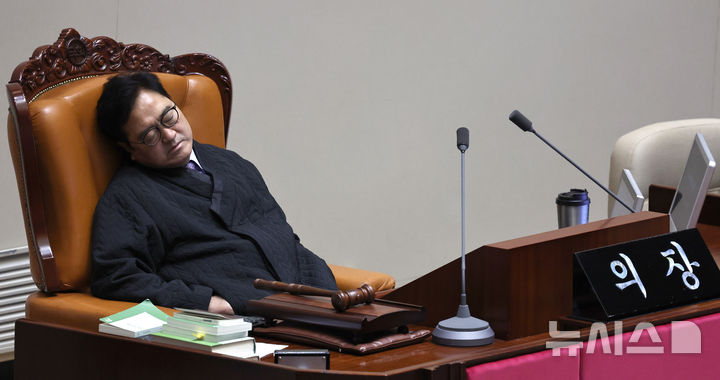 [서울=뉴시스] 김금보 기자 = 우원식 국회의장이 27일 오전 서울 여의도 국회에서 열린 제432회 국회(임시회) 제8차 본회의에서 헌법재판소법 일부개정법률안(대안)에 대한 김희정 국민의힘 의원의 무제한토론 때 눈을 감고 있다. 2026.02.27. kgb@newsis.com